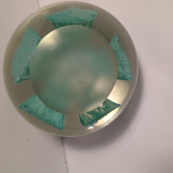 Hand Blown art glass paperweight. Turquoise/lt teal flower. Central bubble. - Picture 3 of 4